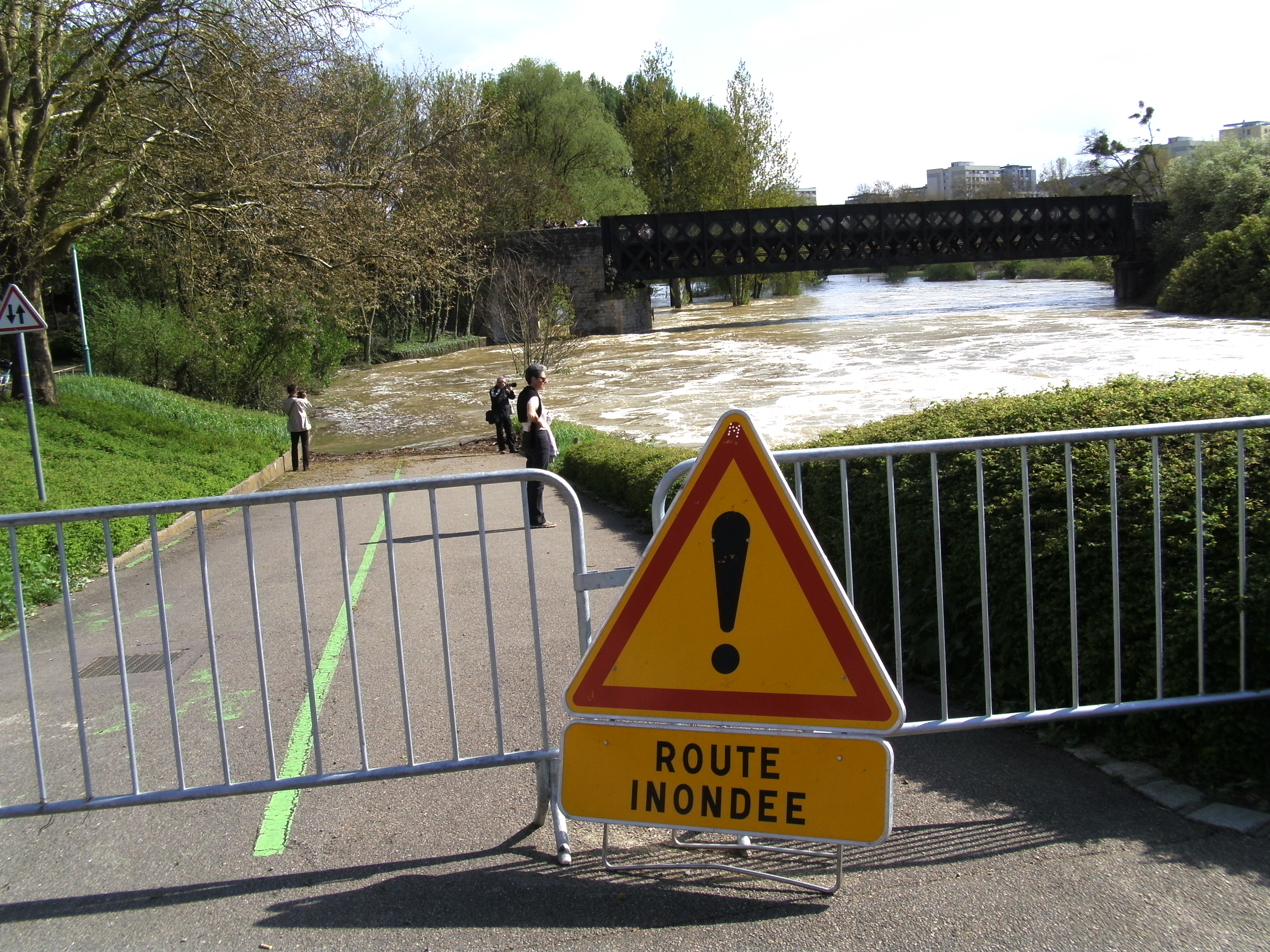 Crue de l'Ouche, en mai 2013, à Dijon, vers le lac Kir, en Côte d'Or